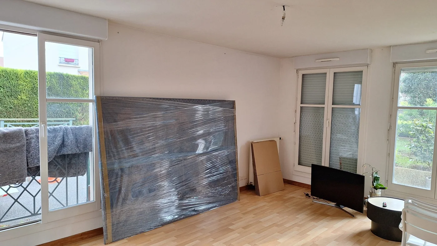 Grand élément de mobilier protégé par des couvertures et du film à Bretteville-sur-Odon